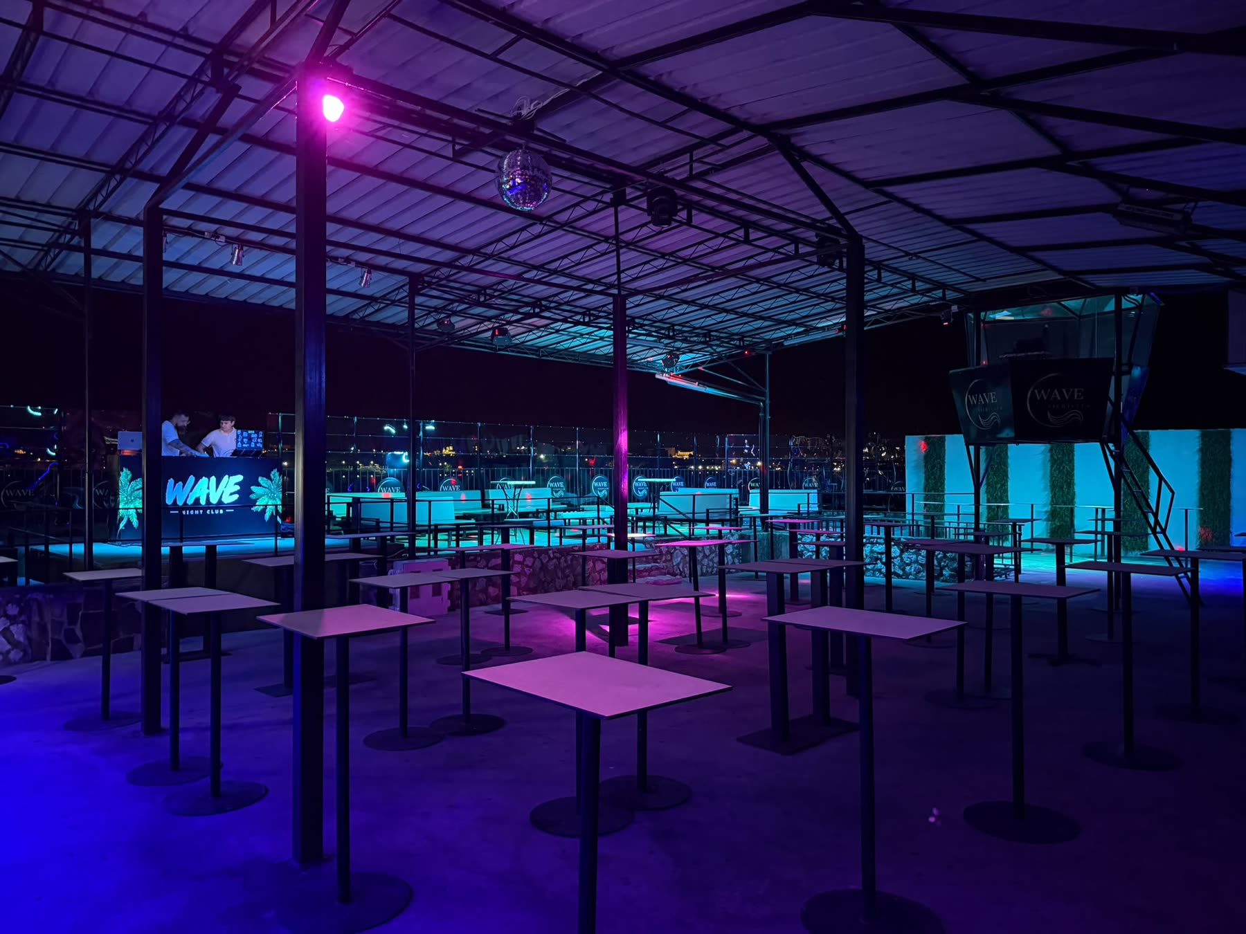 DJ pult i klub noću